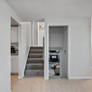 Stylish Haven 11 Minutes From The Airport , Richmond United States